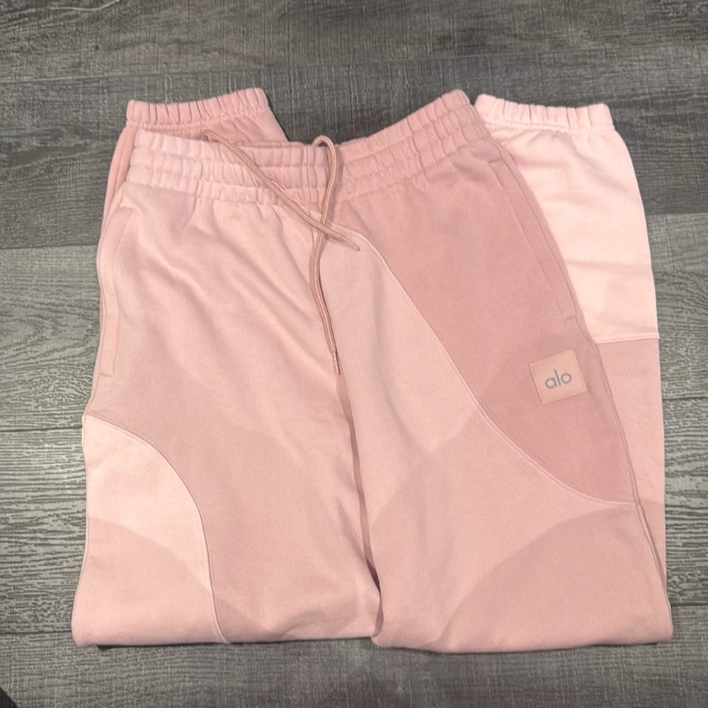 ALO Yoga make waves sweatpants - Picture 2 of 4